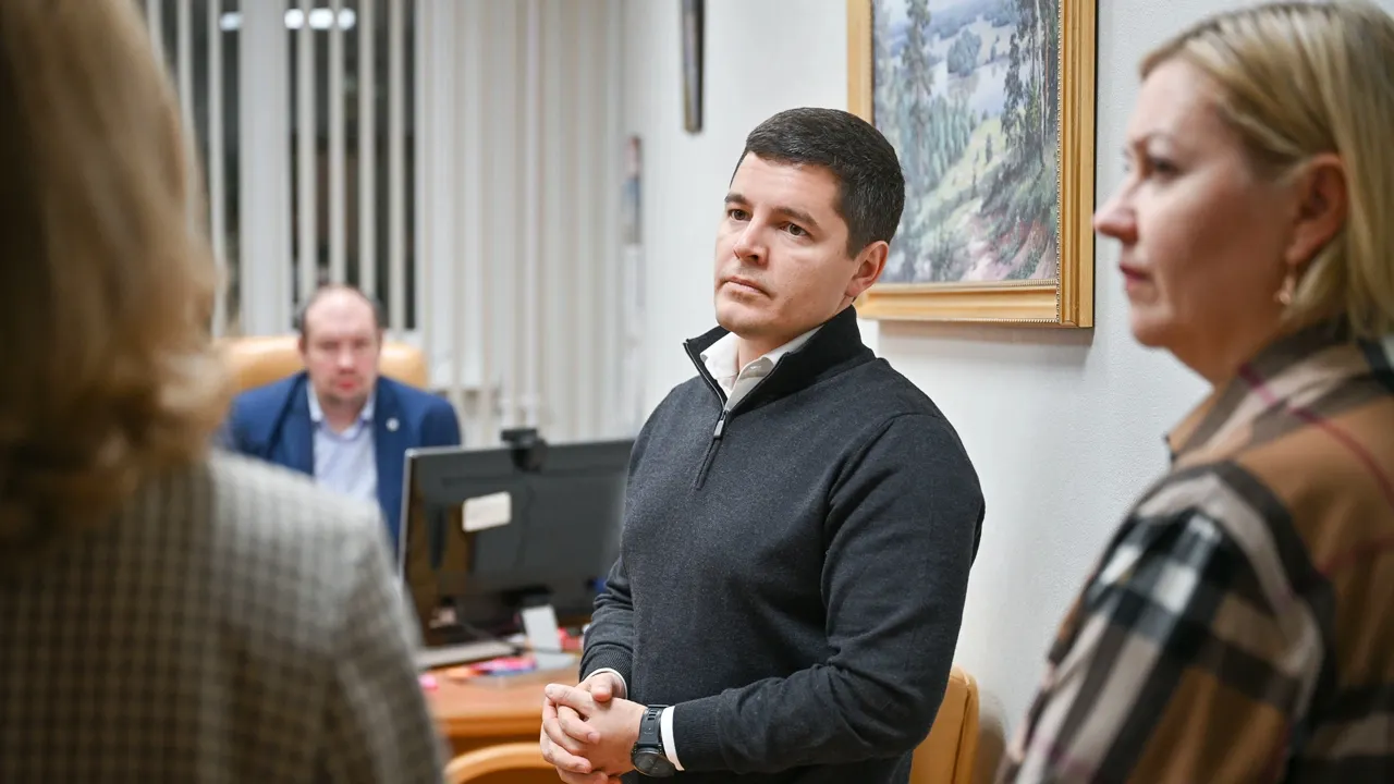 Дмитрий Артюхов ознакомился с работой обновленного отдела, подчеркнув важность реальной заботы о семьях мобилизованных. Фото: предоставлено пресс-службой губернатора ЯНАО