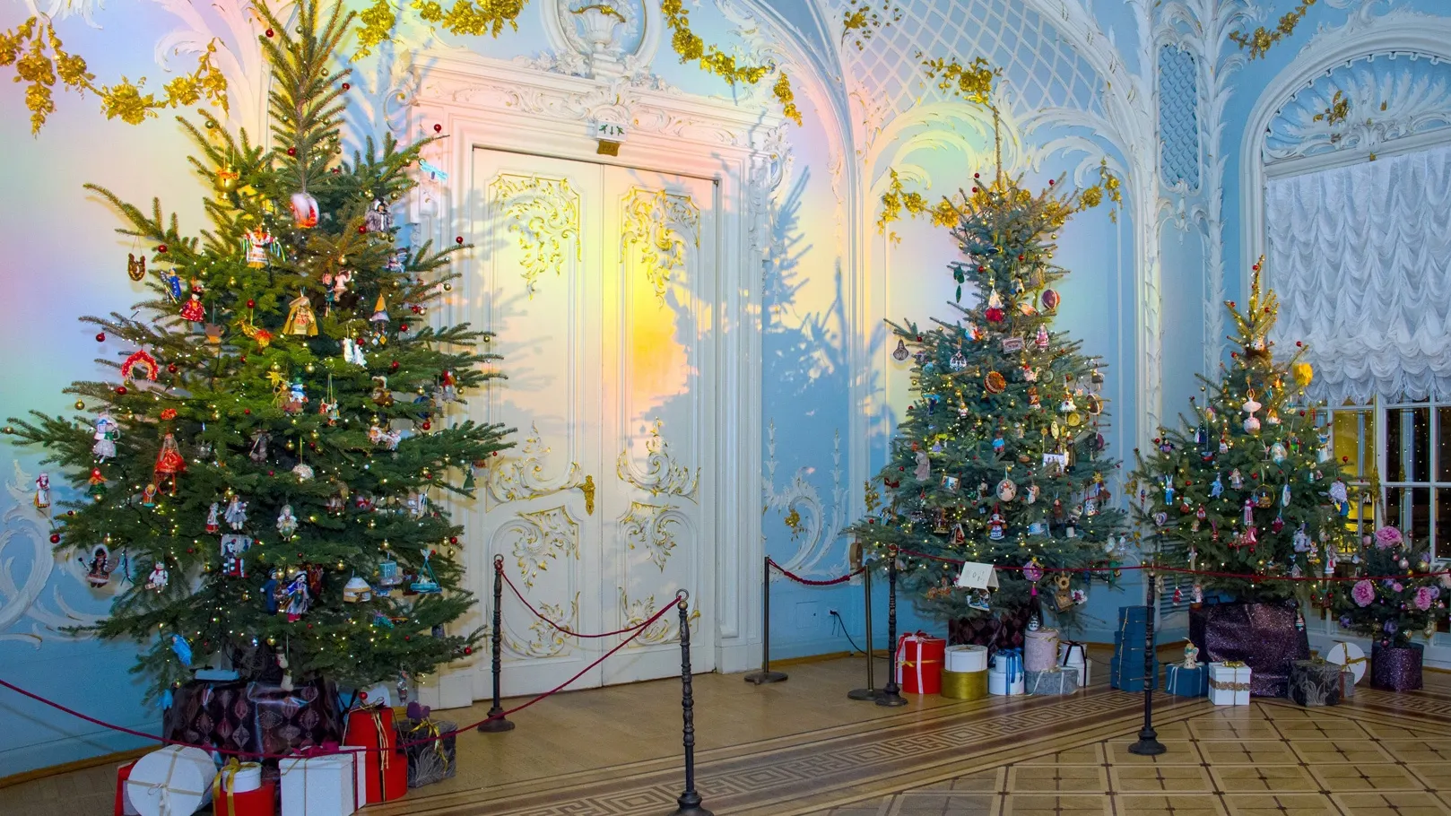 Украшения ручной работы можно увидеть в фойе музея. Фото: vk.com/hermitage_museum