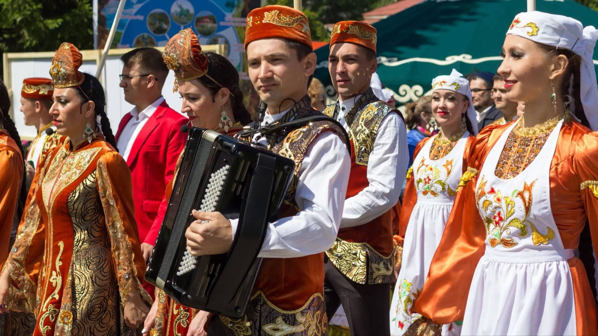 На Сабантуе принято петь и танцевать. Фото: FamStudio / Shutterstock / Fotodom
