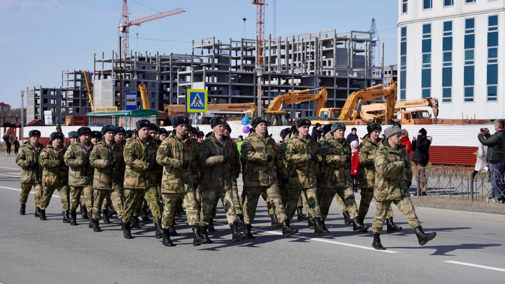 Шествие на проспекте Молодежи проходит второй раз. Впервые — в 2021 году. Фото: Юлия Чудинова