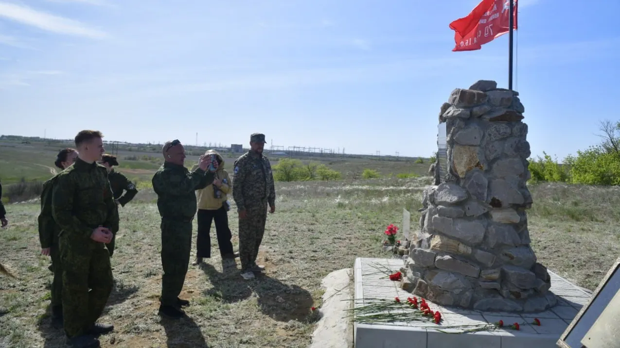 Поисковики всегда посещают мемориалы там, где проводят раскопки. Фото: Андрей Ткачёв / «Ямал-Медиа»