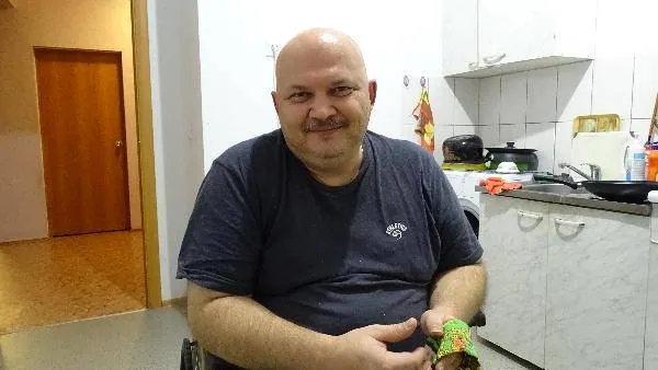Сергей Василенко радуется: переезд,  о котором он так долго мечтал, состоится  в ближайшее время. Фото Валерии Акименко / КРАСНЫЙ СЕВЕР