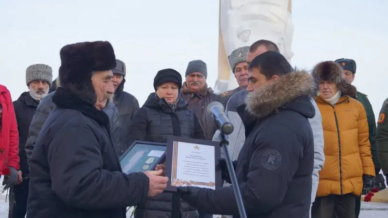 Останки и личный вещи бойца передали родственникам. Фото предоставлено пресс-службой РО ЯНАО «Единая Россия»