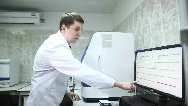 На мониторе – результаты многодневной кропотливой работы в ДНК-лаборатории. Чтобы исключить случайные «помехи» при исследовании, все сотрудники здесь сами прошли типирование,  их генетические маркеры уже содержатся в базе данных. Фото: Данил Колосов / «Кр