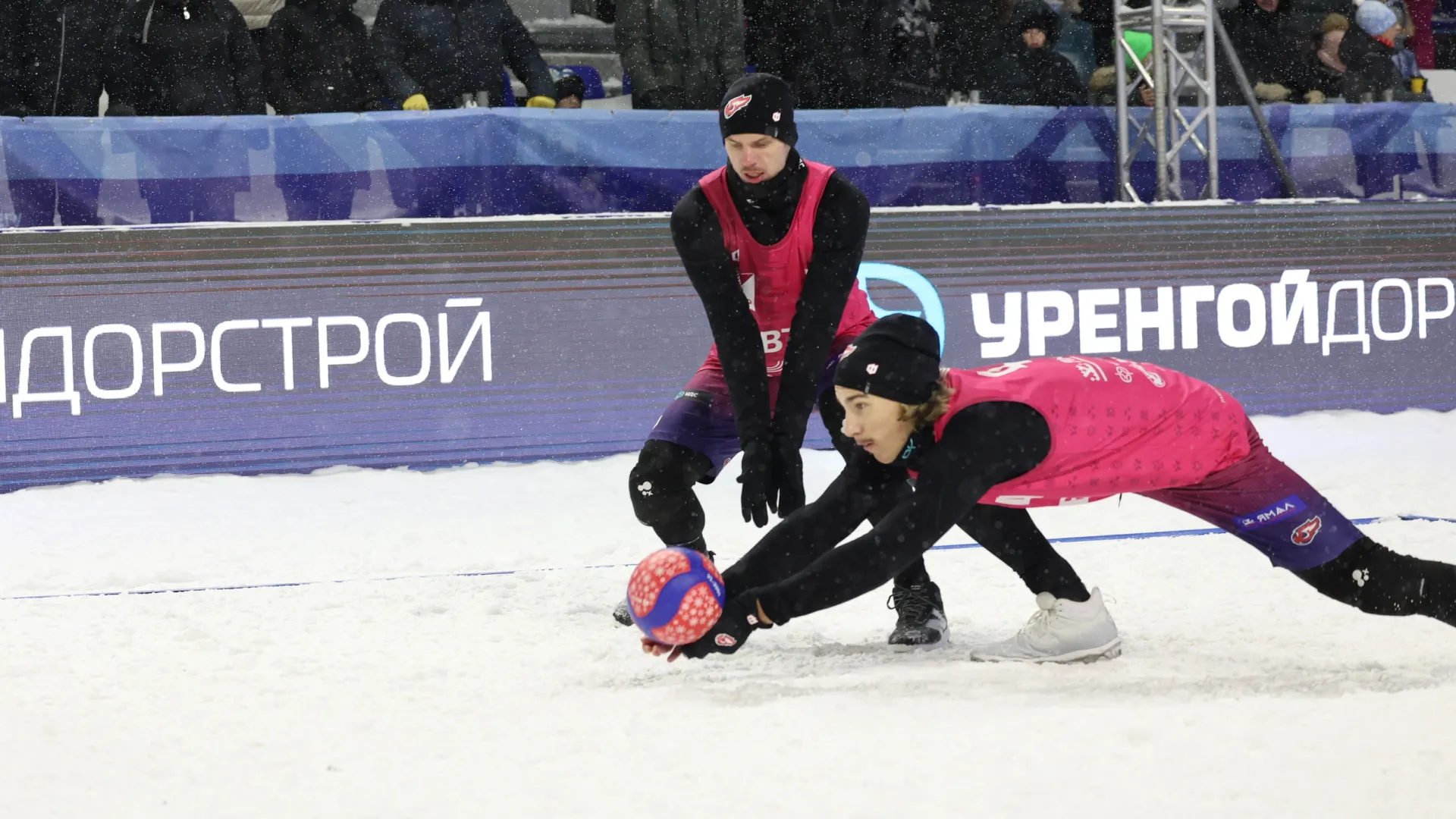 В нескольких сантиметрах от земли.