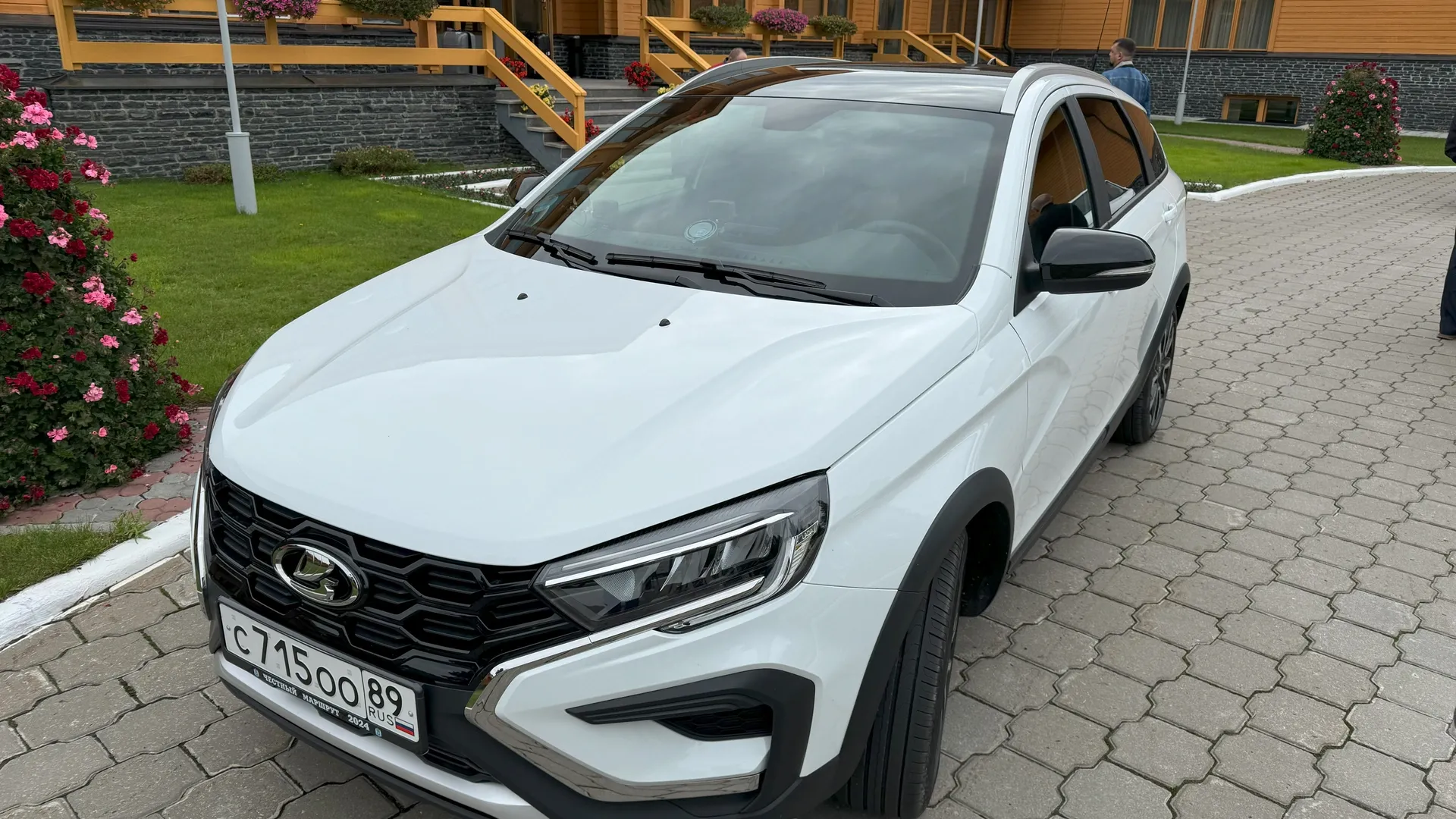 В этом году Дмитрий Артюхов — за рулем белой Lada Vesta SW Cross. Это одна из последних моделей отечественного автопроизводителя, вседорожный универсал. Увеличенный клиренс, 17-дюймовые колеса, светодиодные фары... Мощь и красота.