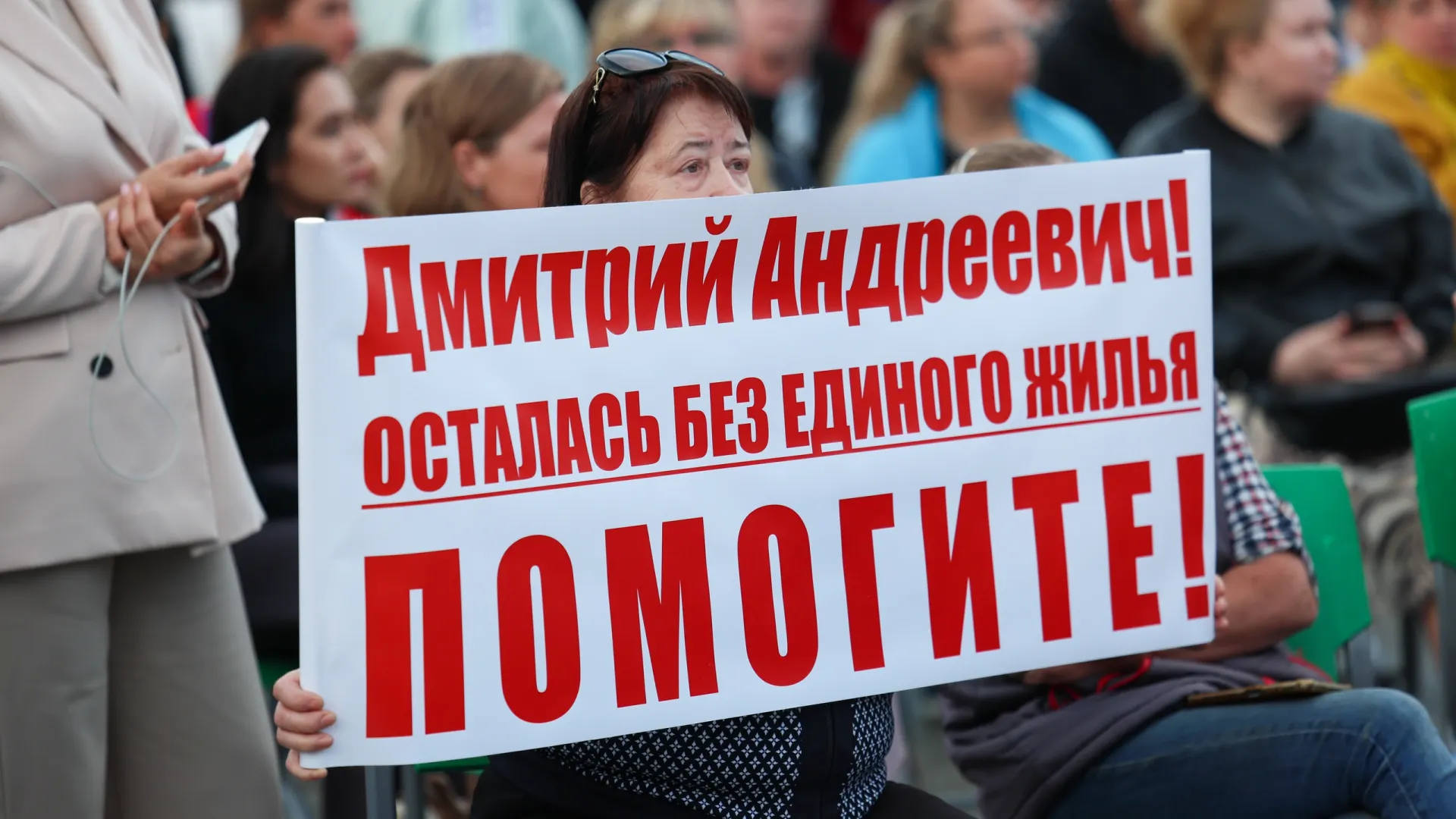 Чтобы привлечь внимание Дмитрия Артюхова.