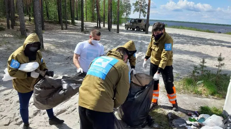 Прошлым летом активисты проекта «Будущее Арктики» вместе с депутатом Госдумы Владимиром Пушкарёвым навели порядок у озера Ханто. Фото: Валерия Акименко / КРАСНЫЙ СЕВЕР