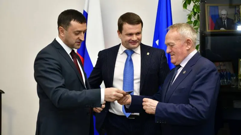 Одним из тех, кто получил именную карту, был Анатолий Палюга, председатель Союза пенсионеров ЯНАО. Фото: Андрей Ткачев / КРАСНЫЙ СЕВЕР