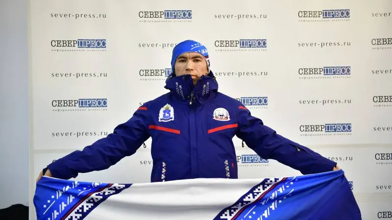 В четверг ямальским журналистам показали комплект спортивной формы ямальских спортсменов. В роли модели – Александр Лонгортов. Фото: Андрей Ткачев / КРАСНЫЙ СЕВЕР