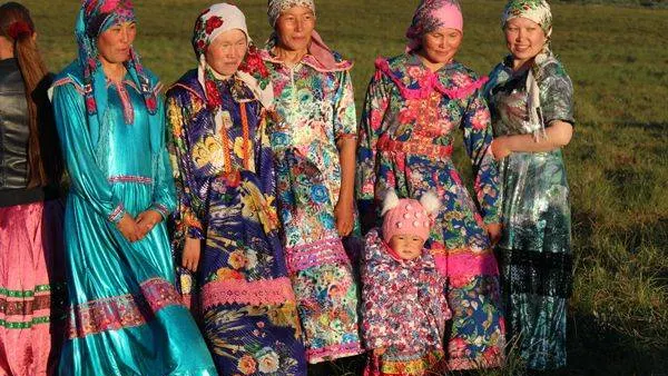 На праздник женщины надевают самые лучшие и ярки наряды