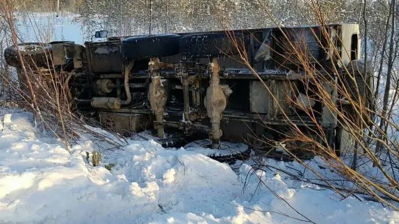 На Ямале опрокинулся вахтовый автобус