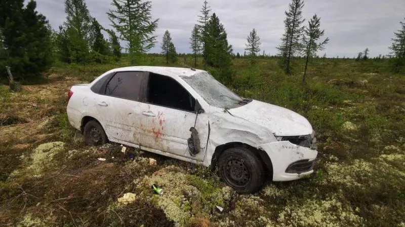 На Ямале автомобиль LADA Granta улетел в кювет и перевернулся