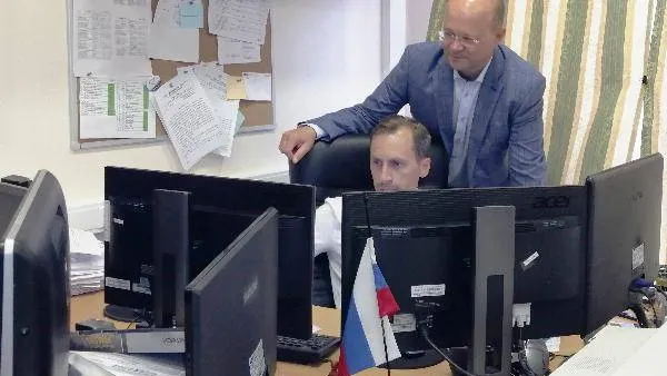 Столько одновременно работающих компьютеров можно увидеть, наверное, только в рабочем  кабинете системных администраторов ГАС «Выборы». Фото: Наталья Рыбьякова / КРАСНЫЙ СЕВЕР