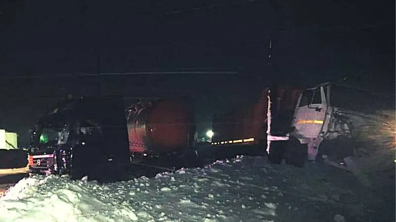 На Ямале столкнулись бензовоз и самосвал. Есть пострадавший