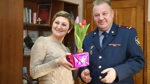 Награду из рук начальника колонии получила Светлана Кейль