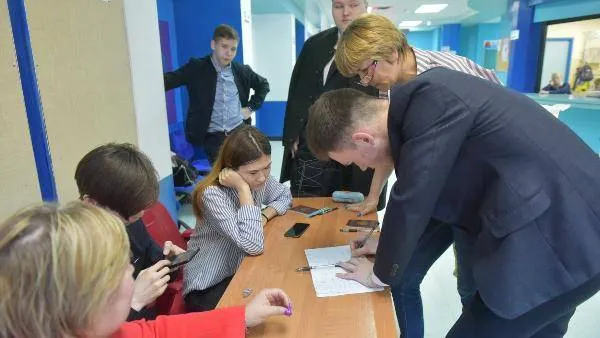 Уже выйдя из аудитории можно с наставниками перепроверить правильность ответов. Фото Андрея Ткачёва / КРАСНЫЙ СЕВЕР