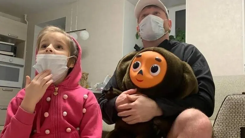 Глава семьи из Салехарда уверен, что карантин дома – не только возможность обезопасить себя и близких, но и отличный шанс провести больше времени с любимой доченькой. Фото: Северяне, «ВКонтакте»