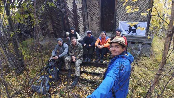 Семеро ямальцев на двух машинах отправились по дороге Салехард – Надым на 501-ю стройку.jpg