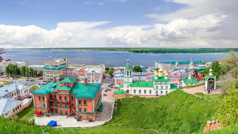 Купеческое прошлое ощущается здесь и сейчас, повсюду крепкие особняки, банки, бесчисленное число церквей/