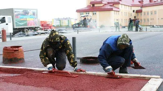 Специальное покрытие наносят ребята из Перми.jpg
