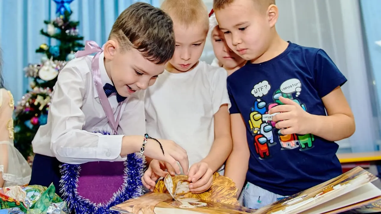 «Станет традицией». В Салехарде 50 особым детям подарили особые подарки