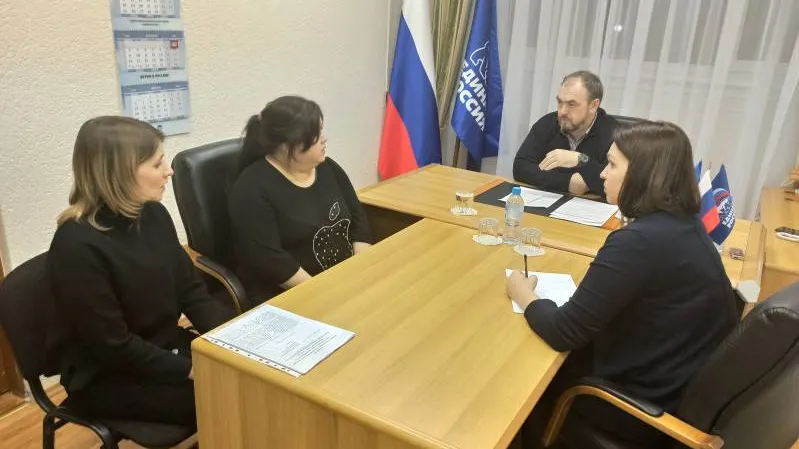 За неделю в регионе организовано более 450 личных приемов, за помощью  к «единороссам» обратились свыше тысячи человек. Часть вопросов решилась тут же,  многие взяты в работу или даны разъяснения на месте. Фото предоставлено региональным отделением ЕР 