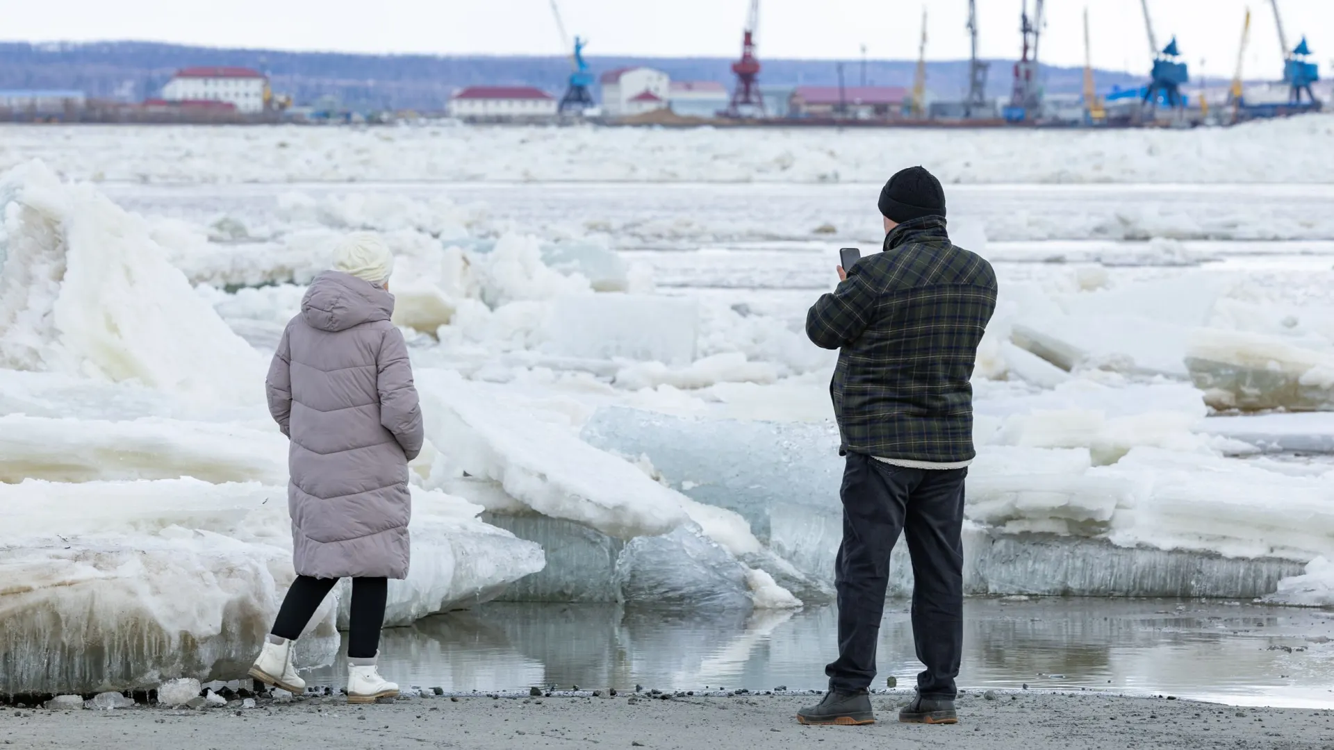 Ледоход на Оби добрался до Салехарда. После сильной подвижки вечером 19 мая лед к утру 20 мая пришел в движение на реке в районе окружной столицы.