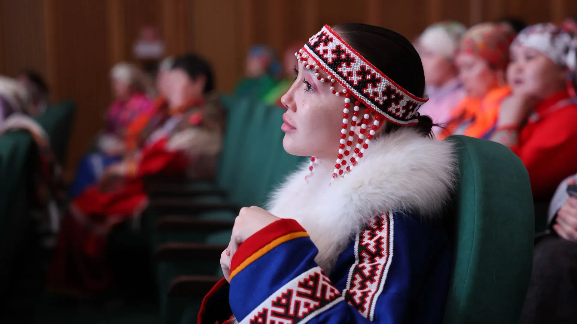 В национальном убранстве — не просто ткань и бисер, а живая нить, соединяющая века.