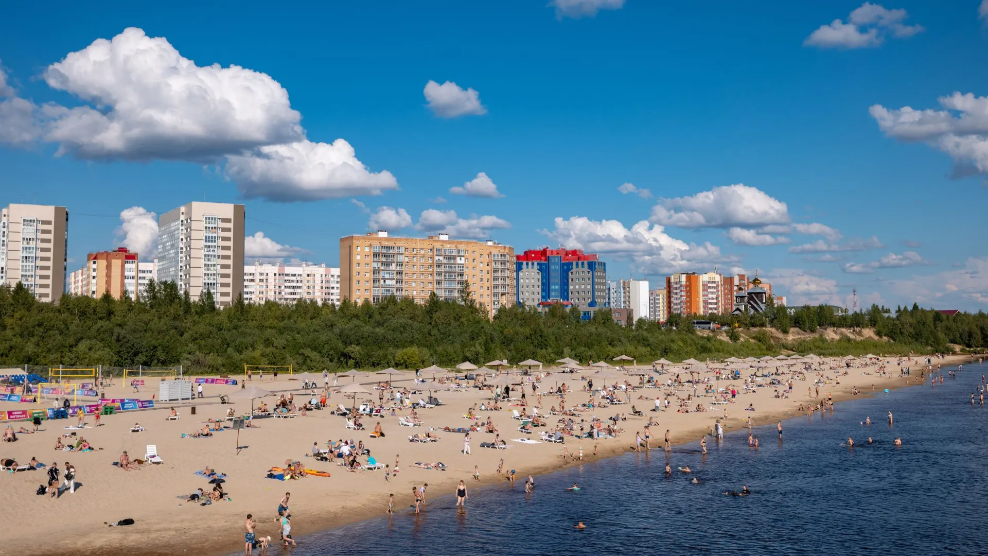Летом новоуренгойцы устремляются к реке.