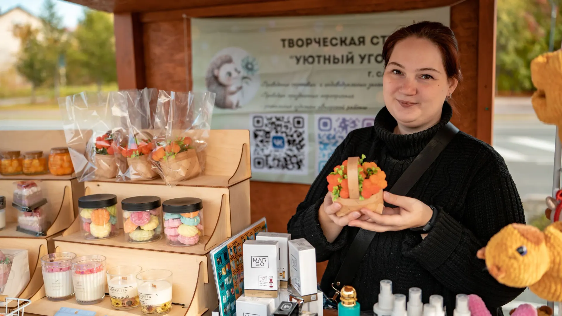 Разносолы, сувениры, продукты предлагали местные предприниматели гостям и жителям окружной столицы.