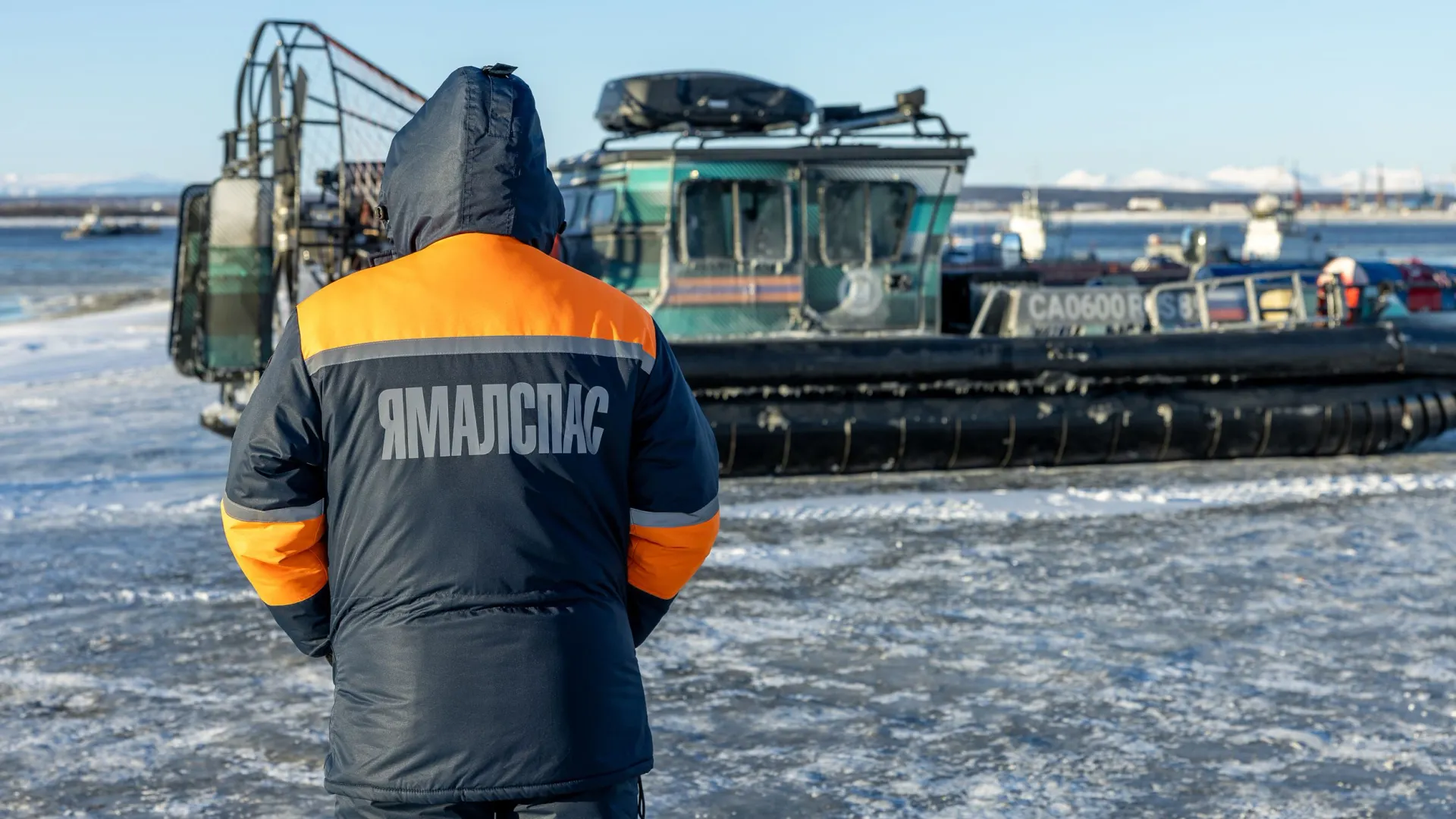 В Салехарде до весны остановили паромную переправу через Обь.