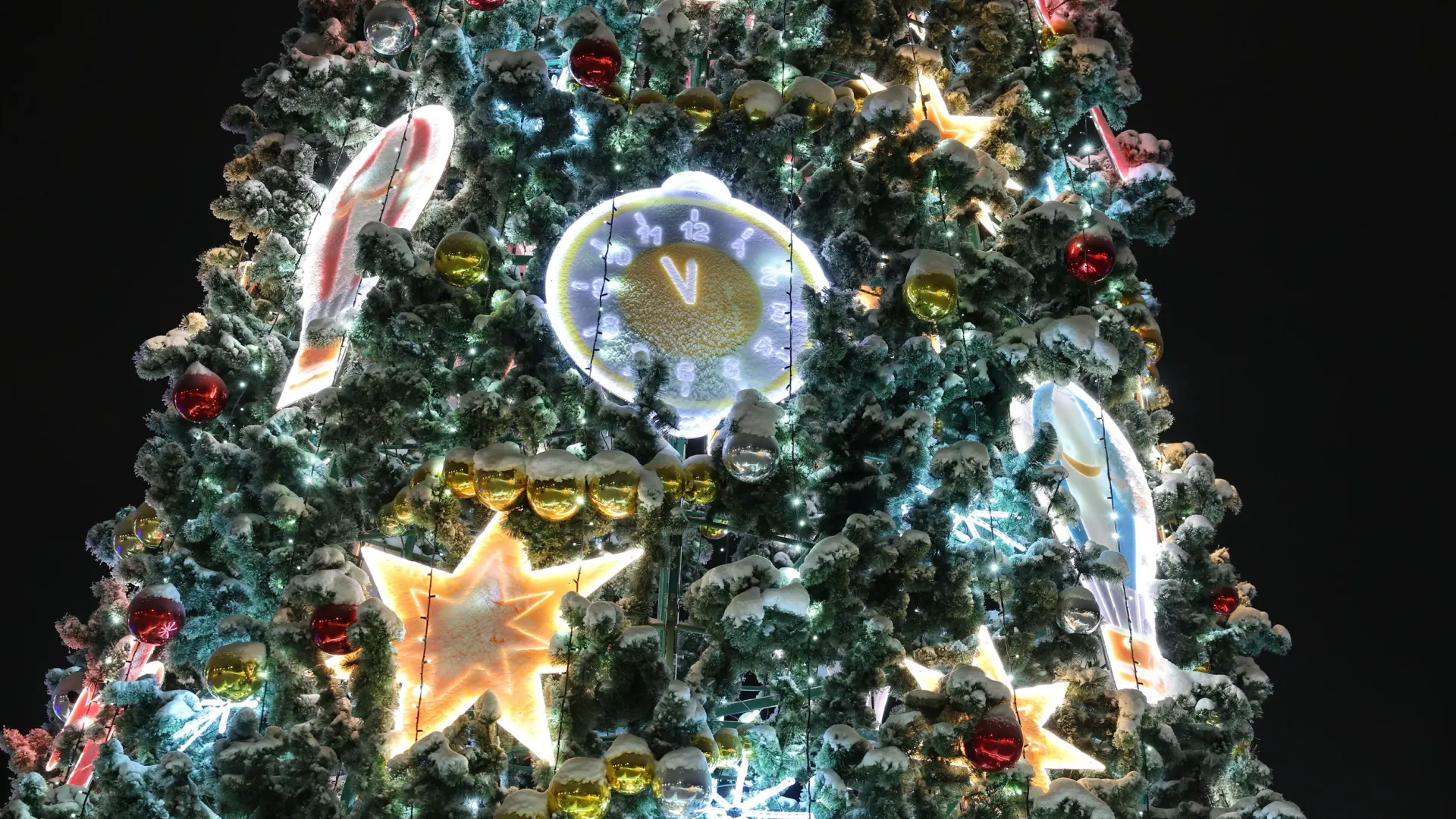 Без пяти минут полночь.