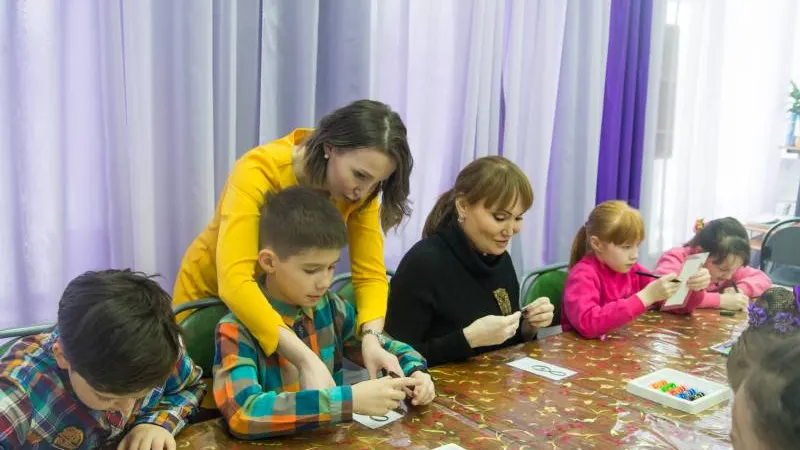 Ямальский депутат Елена Лаптандер вместе с лабытнангскими ребятишками осваивала технику изготовления витражной открытки. Фото: Анна Чернова / КРАСНЫЙ СЕВЕР
