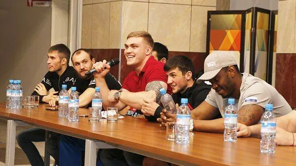 Улыбчивый боец Александр Маслов из Муравленко.jpg