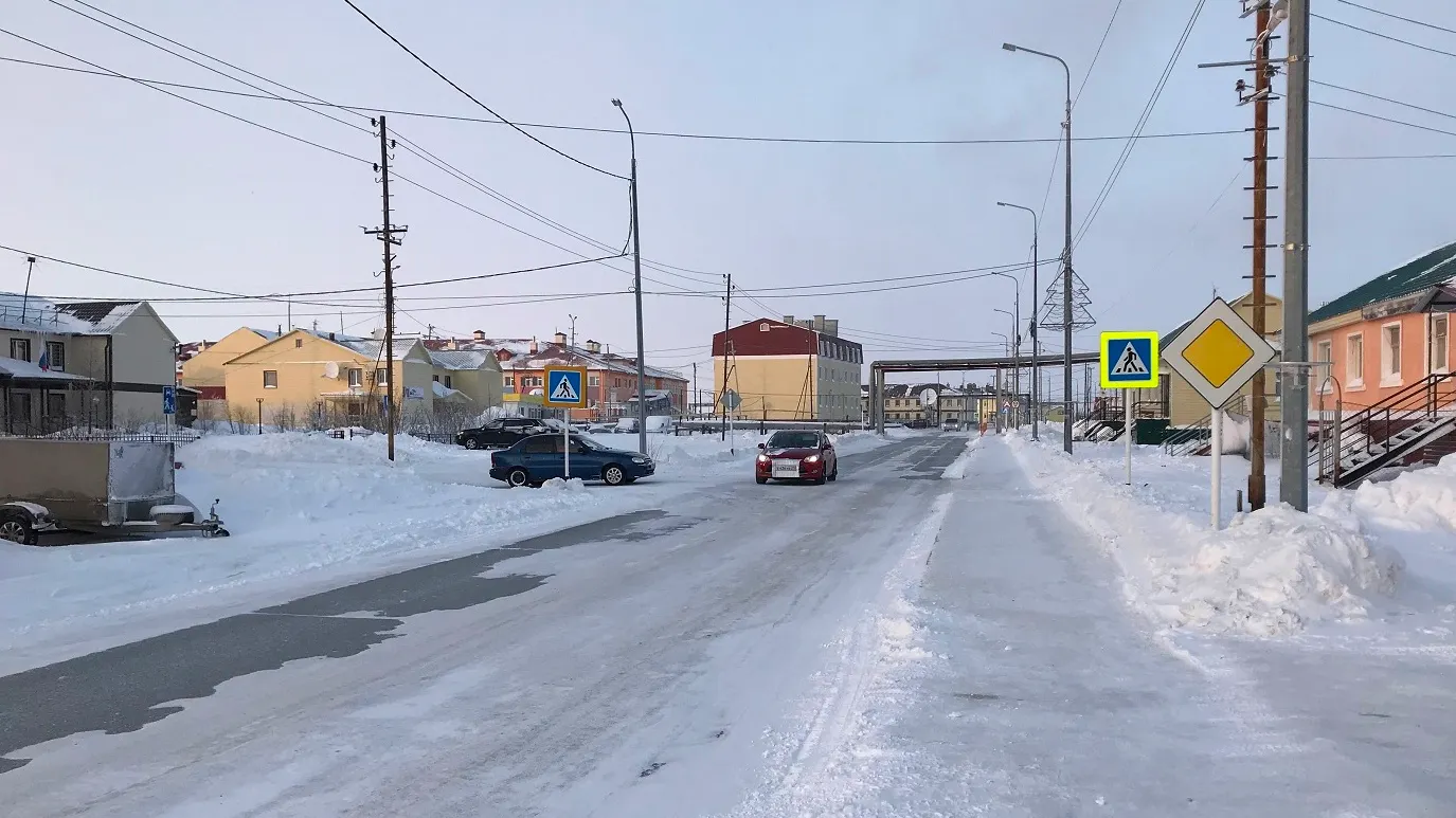 Улицу Дорожная в Тазовском расширят с трёх до четырёх плит. Фото: Анастасия Ульянова / КРАСНЫЙ СЕВЕР