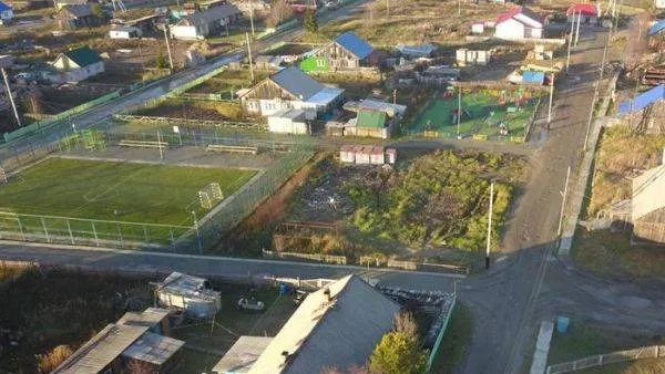 На пустыре у футбольного поля оборудуют беговую дорожку и тренажеры. Фото: администрация МО п. Питляр