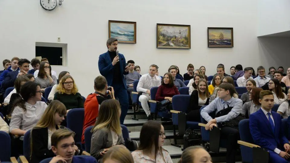 Никита Данюк выступил перед школьниками в родной гимназии. Фото: Александр Бейфус / КРАСНЫЙ СЕВЕР