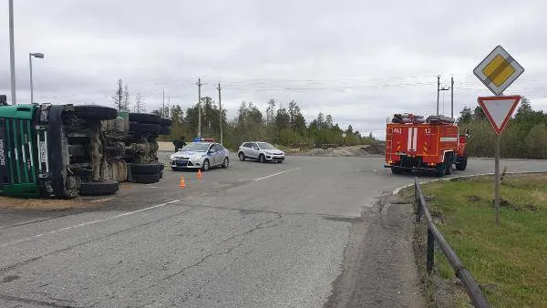 В Губкинском опрокинулся грузовик