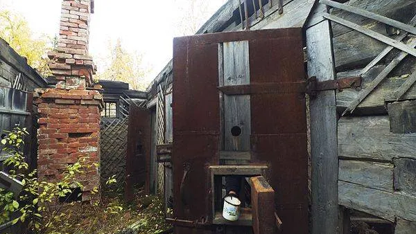 В карцере печь стоит прямо в центре коридора.jpg