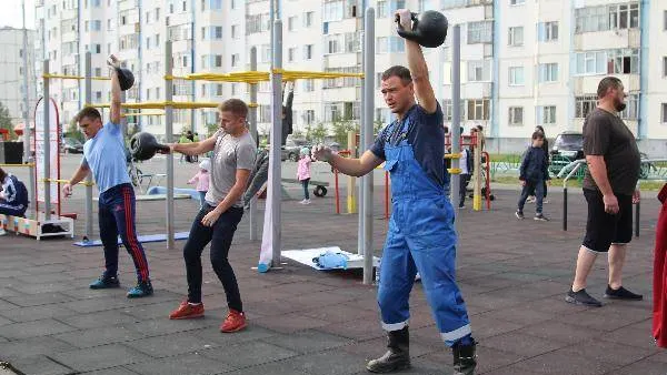 Игорь Конищев –  мастер спорта по гиревому спорту. В Надым он приехал на лето в составе стройотряда. Фото: Мария Коробова / КРАСНЫЙ СЕВЕР