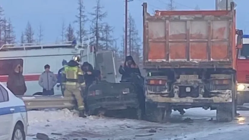 В Новом Уренгое грузовик на встречной полосе смял легковушку. Водитель погиб