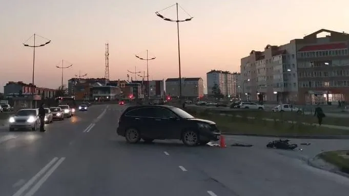 В Новом Уренгое иномарка врезалась в электросамокат