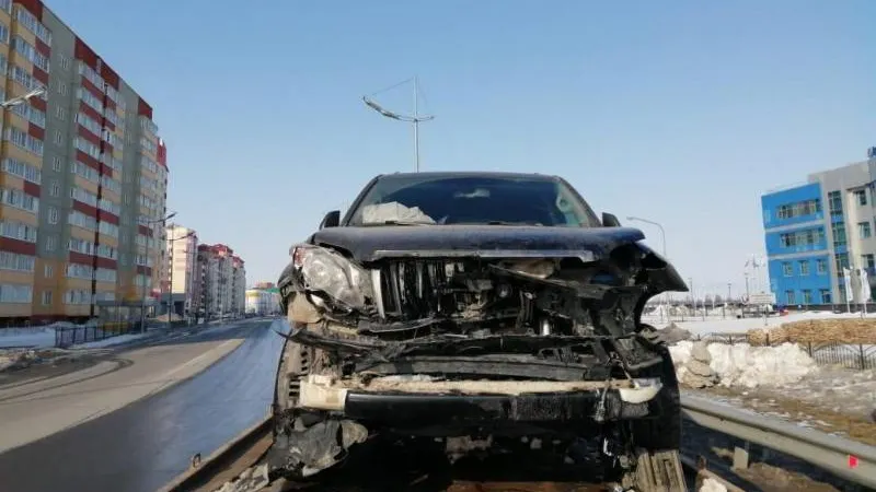 В Новом Уренгое Land Cruiser протаранил дорожное ограждение