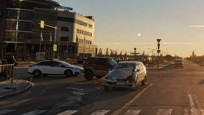 В Новом Уренгое столкнулись две иномарки. Есть пострадавший
