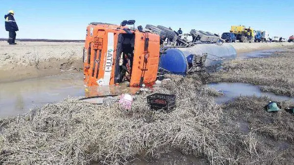 В Пуровском районе «КамАЗ» с цистерной опрокинулся в канаву
