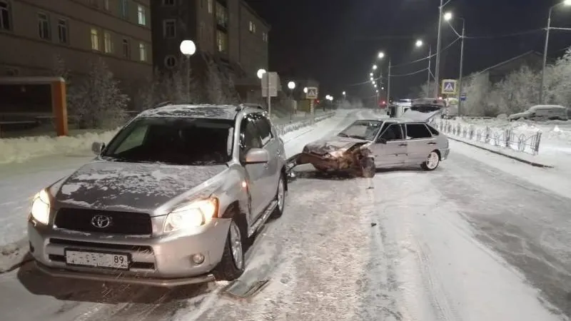 В Салехарде молодой водитель без прав спровоцировал аварию