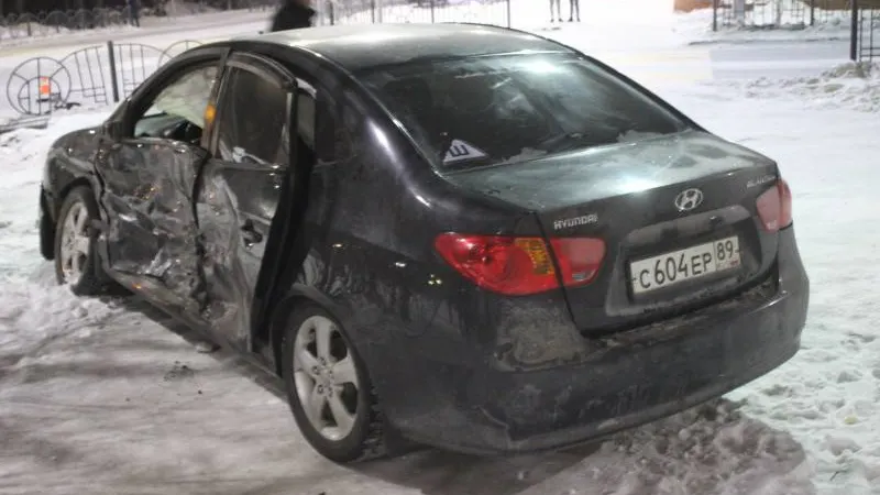 В Салехарде автомобиль от удара вылетел на тротуар