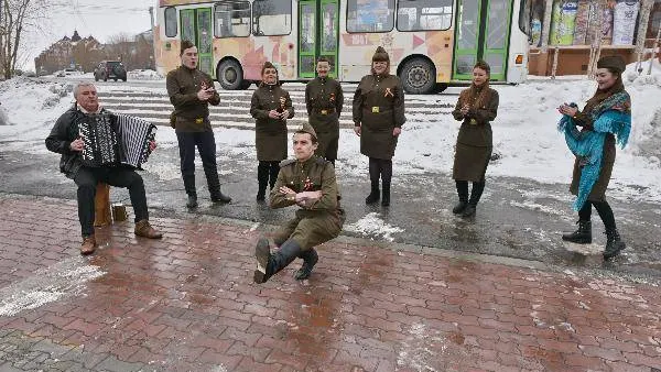 По арт-маршруту автобус выйдет традиционно в преддверии Дня Победы. Первой арт-остановкой станет площадь Победы в центре города. Фото: Андрей Ткачев / КРАСНЫЙ СЕВЕР 
