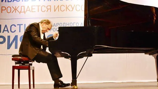   КРАСНЫЙ СЕВЕР